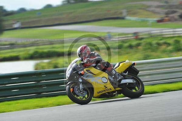 Mallory park Leicestershire;Mallory park photographs;Motorcycle action photographs;event digital images;eventdigitalimages;mallory park;no limits trackday;peter wileman photography;trackday;trackday digital images;trackday photos