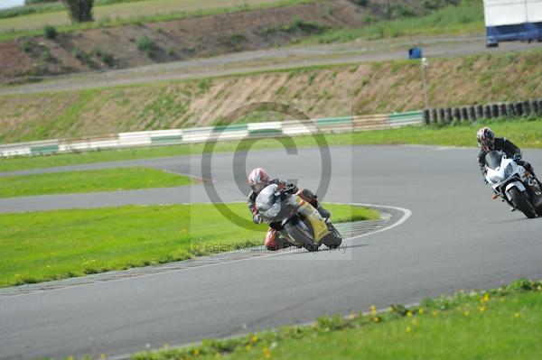 Mallory park Leicestershire;Mallory park photographs;Motorcycle action photographs;event digital images;eventdigitalimages;mallory park;no limits trackday;peter wileman photography;trackday;trackday digital images;trackday photos