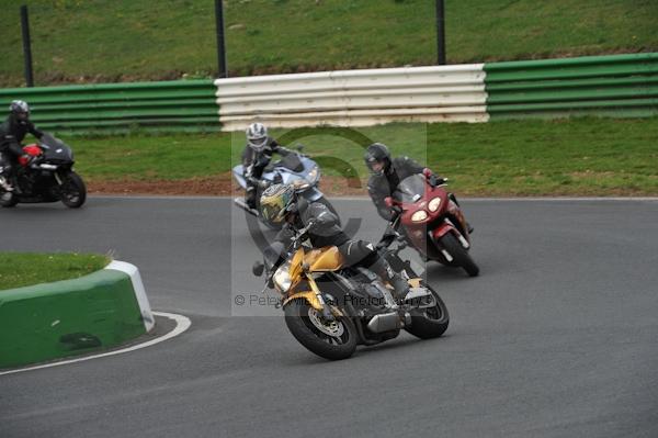 Mallory park Leicestershire;Mallory park photographs;Motorcycle action photographs;event digital images;eventdigitalimages;mallory park;no limits trackday;peter wileman photography;trackday;trackday digital images;trackday photos