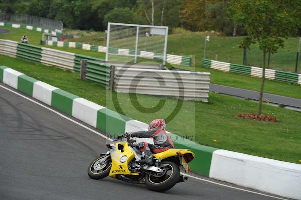 Mallory park Leicestershire;Mallory park photographs;Motorcycle action photographs;event digital images;eventdigitalimages;mallory park;no limits trackday;peter wileman photography;trackday;trackday digital images;trackday photos