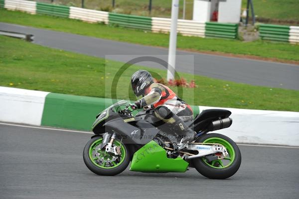 Mallory park Leicestershire;Mallory park photographs;Motorcycle action photographs;event digital images;eventdigitalimages;mallory park;no limits trackday;peter wileman photography;trackday;trackday digital images;trackday photos