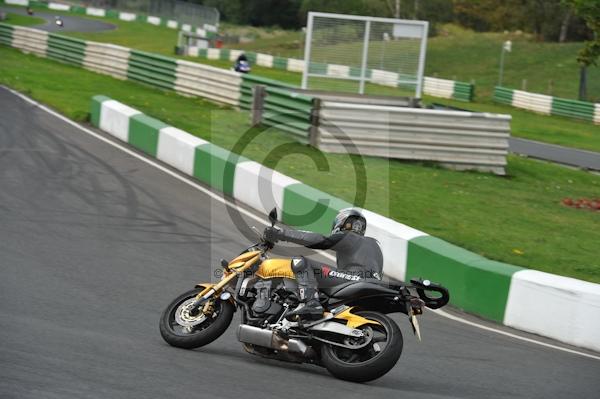 Mallory park Leicestershire;Mallory park photographs;Motorcycle action photographs;event digital images;eventdigitalimages;mallory park;no limits trackday;peter wileman photography;trackday;trackday digital images;trackday photos