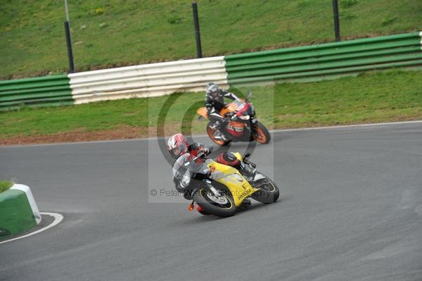 Mallory park Leicestershire;Mallory park photographs;Motorcycle action photographs;event digital images;eventdigitalimages;mallory park;no limits trackday;peter wileman photography;trackday;trackday digital images;trackday photos