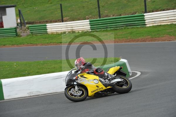 Mallory park Leicestershire;Mallory park photographs;Motorcycle action photographs;event digital images;eventdigitalimages;mallory park;no limits trackday;peter wileman photography;trackday;trackday digital images;trackday photos