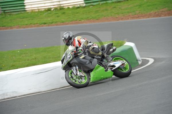 Mallory park Leicestershire;Mallory park photographs;Motorcycle action photographs;event digital images;eventdigitalimages;mallory park;no limits trackday;peter wileman photography;trackday;trackday digital images;trackday photos