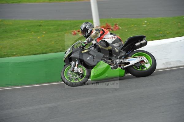 Mallory park Leicestershire;Mallory park photographs;Motorcycle action photographs;event digital images;eventdigitalimages;mallory park;no limits trackday;peter wileman photography;trackday;trackday digital images;trackday photos