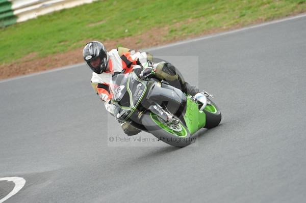 Mallory park Leicestershire;Mallory park photographs;Motorcycle action photographs;event digital images;eventdigitalimages;mallory park;no limits trackday;peter wileman photography;trackday;trackday digital images;trackday photos