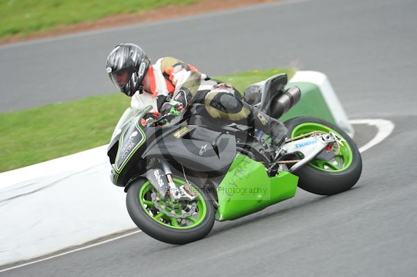Mallory park Leicestershire;Mallory park photographs;Motorcycle action photographs;event digital images;eventdigitalimages;mallory park;no limits trackday;peter wileman photography;trackday;trackday digital images;trackday photos