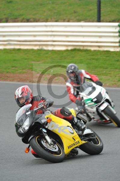Mallory park Leicestershire;Mallory park photographs;Motorcycle action photographs;event digital images;eventdigitalimages;mallory park;no limits trackday;peter wileman photography;trackday;trackday digital images;trackday photos