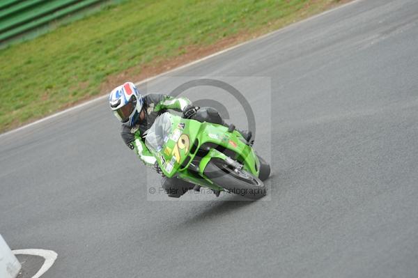 Mallory park Leicestershire;Mallory park photographs;Motorcycle action photographs;event digital images;eventdigitalimages;mallory park;no limits trackday;peter wileman photography;trackday;trackday digital images;trackday photos