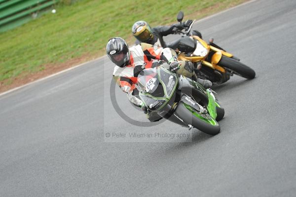 Mallory park Leicestershire;Mallory park photographs;Motorcycle action photographs;event digital images;eventdigitalimages;mallory park;no limits trackday;peter wileman photography;trackday;trackday digital images;trackday photos