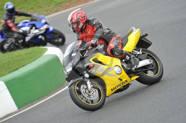 Mallory park Leicestershire;Mallory park photographs;Motorcycle action photographs;event digital images;eventdigitalimages;mallory park;no limits trackday;peter wileman photography;trackday;trackday digital images;trackday photos