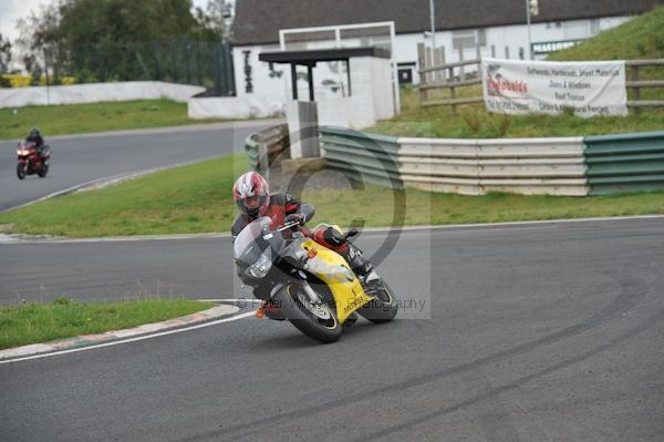 Mallory park Leicestershire;Mallory park photographs;Motorcycle action photographs;event digital images;eventdigitalimages;mallory park;no limits trackday;peter wileman photography;trackday;trackday digital images;trackday photos