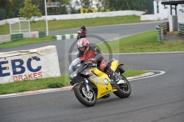 Mallory park Leicestershire;Mallory park photographs;Motorcycle action photographs;event digital images;eventdigitalimages;mallory park;no limits trackday;peter wileman photography;trackday;trackday digital images;trackday photos