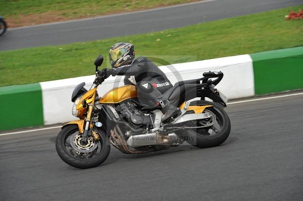Mallory park Leicestershire;Mallory park photographs;Motorcycle action photographs;event digital images;eventdigitalimages;mallory park;no limits trackday;peter wileman photography;trackday;trackday digital images;trackday photos