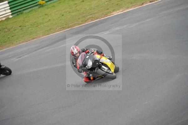 Mallory park Leicestershire;Mallory park photographs;Motorcycle action photographs;event digital images;eventdigitalimages;mallory park;no limits trackday;peter wileman photography;trackday;trackday digital images;trackday photos