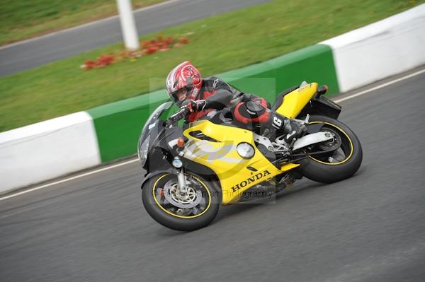 Mallory park Leicestershire;Mallory park photographs;Motorcycle action photographs;event digital images;eventdigitalimages;mallory park;no limits trackday;peter wileman photography;trackday;trackday digital images;trackday photos