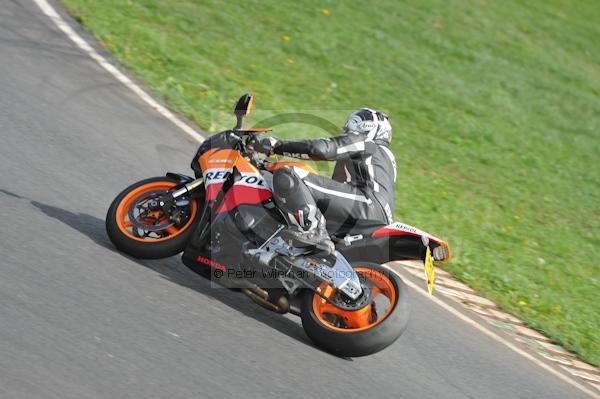 Mallory park Leicestershire;Mallory park photographs;Motorcycle action photographs;event digital images;eventdigitalimages;mallory park;no limits trackday;peter wileman photography;trackday;trackday digital images;trackday photos