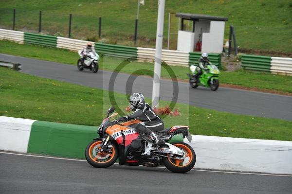 Mallory park Leicestershire;Mallory park photographs;Motorcycle action photographs;event digital images;eventdigitalimages;mallory park;no limits trackday;peter wileman photography;trackday;trackday digital images;trackday photos
