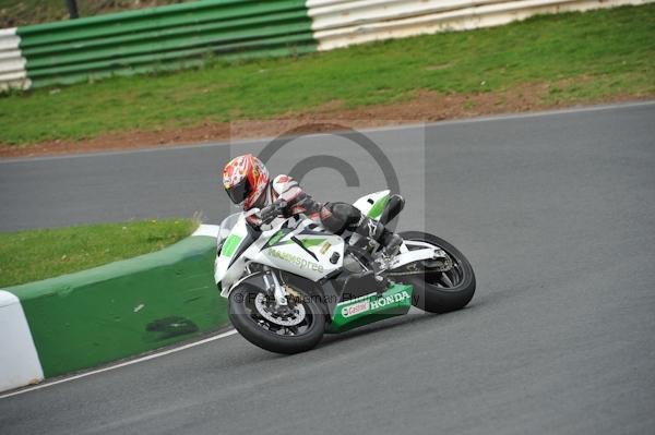 Mallory park Leicestershire;Mallory park photographs;Motorcycle action photographs;event digital images;eventdigitalimages;mallory park;no limits trackday;peter wileman photography;trackday;trackday digital images;trackday photos