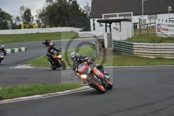 Mallory park Leicestershire;Mallory park photographs;Motorcycle action photographs;event digital images;eventdigitalimages;mallory park;no limits trackday;peter wileman photography;trackday;trackday digital images;trackday photos