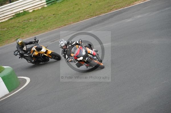 Mallory park Leicestershire;Mallory park photographs;Motorcycle action photographs;event digital images;eventdigitalimages;mallory park;no limits trackday;peter wileman photography;trackday;trackday digital images;trackday photos