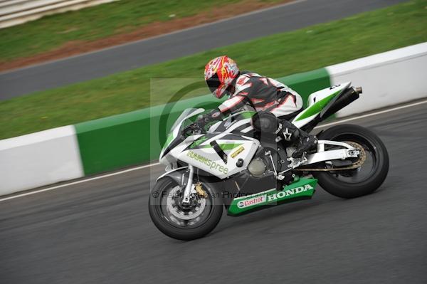 Mallory park Leicestershire;Mallory park photographs;Motorcycle action photographs;event digital images;eventdigitalimages;mallory park;no limits trackday;peter wileman photography;trackday;trackday digital images;trackday photos