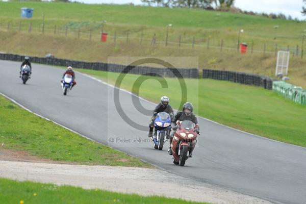 Mallory park Leicestershire;Mallory park photographs;Motorcycle action photographs;event digital images;eventdigitalimages;mallory park;no limits trackday;peter wileman photography;trackday;trackday digital images;trackday photos