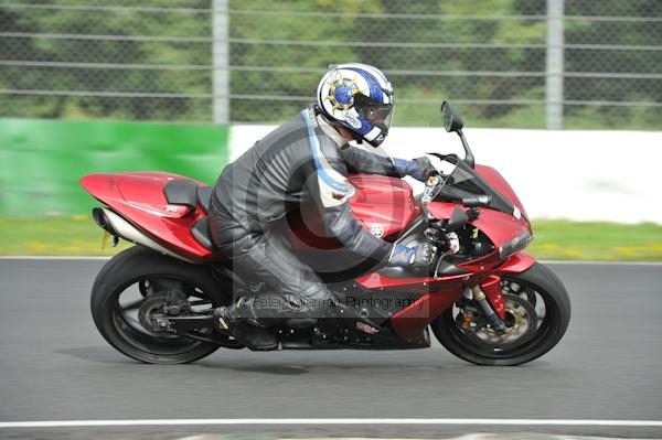 Mallory park Leicestershire;Mallory park photographs;Motorcycle action photographs;event digital images;eventdigitalimages;mallory park;no limits trackday;peter wileman photography;trackday;trackday digital images;trackday photos