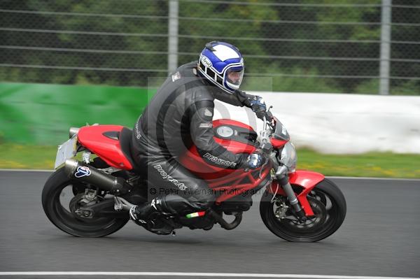 Mallory park Leicestershire;Mallory park photographs;Motorcycle action photographs;event digital images;eventdigitalimages;mallory park;no limits trackday;peter wileman photography;trackday;trackday digital images;trackday photos