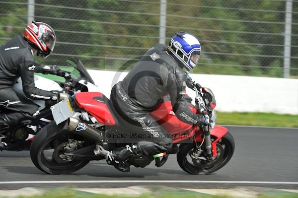 Mallory park Leicestershire;Mallory park photographs;Motorcycle action photographs;event digital images;eventdigitalimages;mallory park;no limits trackday;peter wileman photography;trackday;trackday digital images;trackday photos