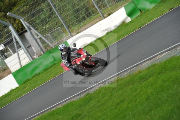 Mallory park Leicestershire;Mallory park photographs;Motorcycle action photographs;event digital images;eventdigitalimages;mallory park;no limits trackday;peter wileman photography;trackday;trackday digital images;trackday photos