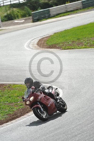 Mallory park Leicestershire;Mallory park photographs;Motorcycle action photographs;event digital images;eventdigitalimages;mallory park;no limits trackday;peter wileman photography;trackday;trackday digital images;trackday photos