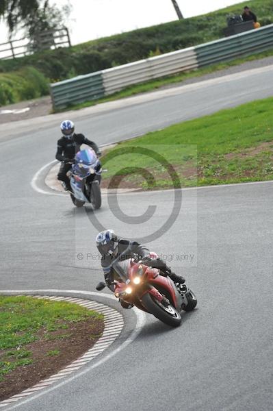 Mallory park Leicestershire;Mallory park photographs;Motorcycle action photographs;event digital images;eventdigitalimages;mallory park;no limits trackday;peter wileman photography;trackday;trackday digital images;trackday photos