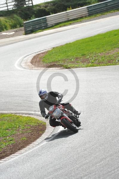 Mallory park Leicestershire;Mallory park photographs;Motorcycle action photographs;event digital images;eventdigitalimages;mallory park;no limits trackday;peter wileman photography;trackday;trackday digital images;trackday photos