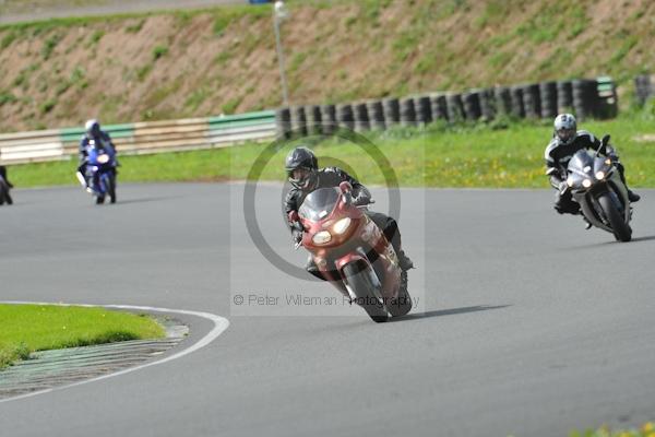 Mallory park Leicestershire;Mallory park photographs;Motorcycle action photographs;event digital images;eventdigitalimages;mallory park;no limits trackday;peter wileman photography;trackday;trackday digital images;trackday photos