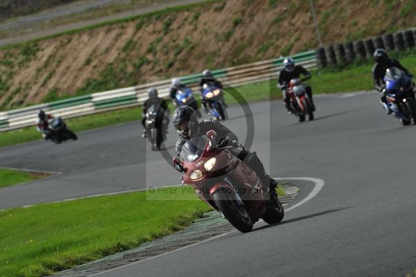 Mallory park Leicestershire;Mallory park photographs;Motorcycle action photographs;event digital images;eventdigitalimages;mallory park;no limits trackday;peter wileman photography;trackday;trackday digital images;trackday photos
