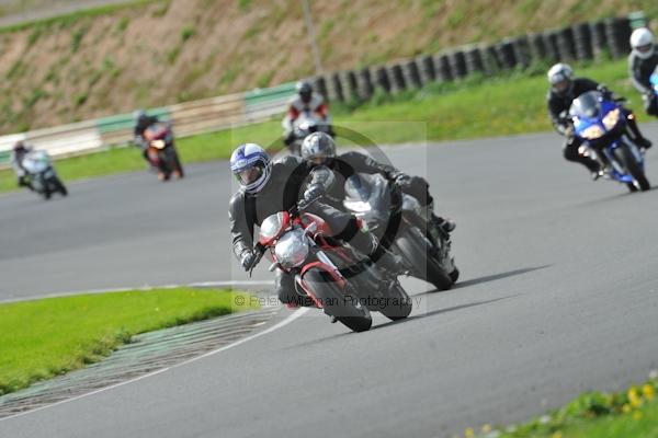 Mallory park Leicestershire;Mallory park photographs;Motorcycle action photographs;event digital images;eventdigitalimages;mallory park;no limits trackday;peter wileman photography;trackday;trackday digital images;trackday photos
