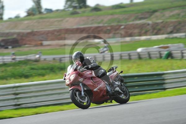 Mallory park Leicestershire;Mallory park photographs;Motorcycle action photographs;event digital images;eventdigitalimages;mallory park;no limits trackday;peter wileman photography;trackday;trackday digital images;trackday photos