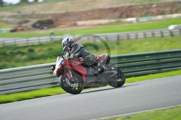 Mallory park Leicestershire;Mallory park photographs;Motorcycle action photographs;event digital images;eventdigitalimages;mallory park;no limits trackday;peter wileman photography;trackday;trackday digital images;trackday photos