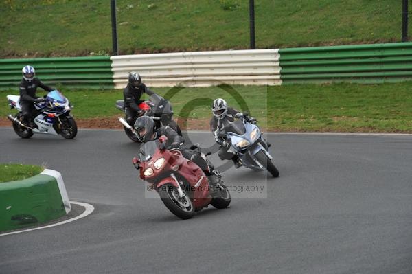 Mallory park Leicestershire;Mallory park photographs;Motorcycle action photographs;event digital images;eventdigitalimages;mallory park;no limits trackday;peter wileman photography;trackday;trackday digital images;trackday photos