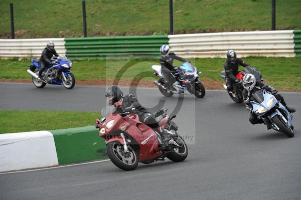 Mallory park Leicestershire;Mallory park photographs;Motorcycle action photographs;event digital images;eventdigitalimages;mallory park;no limits trackday;peter wileman photography;trackday;trackday digital images;trackday photos