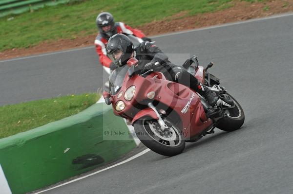 Mallory park Leicestershire;Mallory park photographs;Motorcycle action photographs;event digital images;eventdigitalimages;mallory park;no limits trackday;peter wileman photography;trackday;trackday digital images;trackday photos
