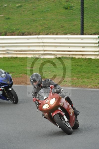 Mallory park Leicestershire;Mallory park photographs;Motorcycle action photographs;event digital images;eventdigitalimages;mallory park;no limits trackday;peter wileman photography;trackday;trackday digital images;trackday photos