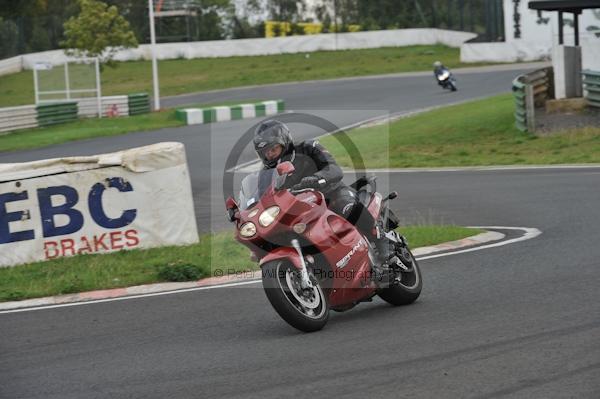 Mallory park Leicestershire;Mallory park photographs;Motorcycle action photographs;event digital images;eventdigitalimages;mallory park;no limits trackday;peter wileman photography;trackday;trackday digital images;trackday photos