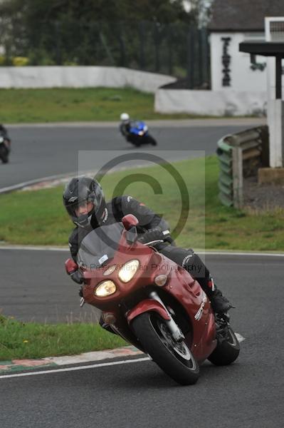 Mallory park Leicestershire;Mallory park photographs;Motorcycle action photographs;event digital images;eventdigitalimages;mallory park;no limits trackday;peter wileman photography;trackday;trackday digital images;trackday photos