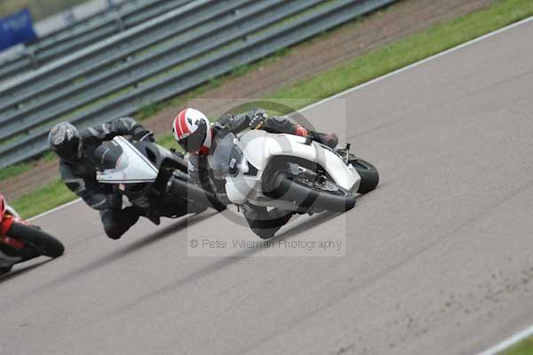 Motorcycle action photographs;Rockingham;Rockingham photographs;Trackday digital images;event digital images;eventdigitalimages;no limits trackday;peter wileman photography;rockingham corby northamptonshire;trackday;trackday photos