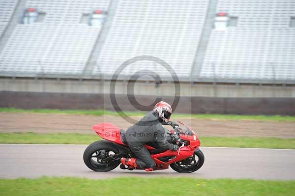 Motorcycle action photographs;Rockingham;Rockingham photographs;Trackday digital images;event digital images;eventdigitalimages;no limits trackday;peter wileman photography;rockingham corby northamptonshire;trackday;trackday photos