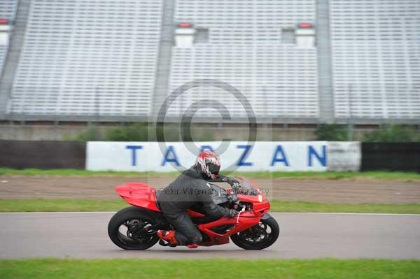 Motorcycle action photographs;Rockingham;Rockingham photographs;Trackday digital images;event digital images;eventdigitalimages;no limits trackday;peter wileman photography;rockingham corby northamptonshire;trackday;trackday photos