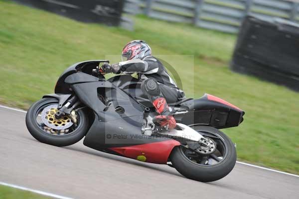 Motorcycle action photographs;Rockingham;Rockingham photographs;Trackday digital images;event digital images;eventdigitalimages;no limits trackday;peter wileman photography;rockingham corby northamptonshire;trackday;trackday photos